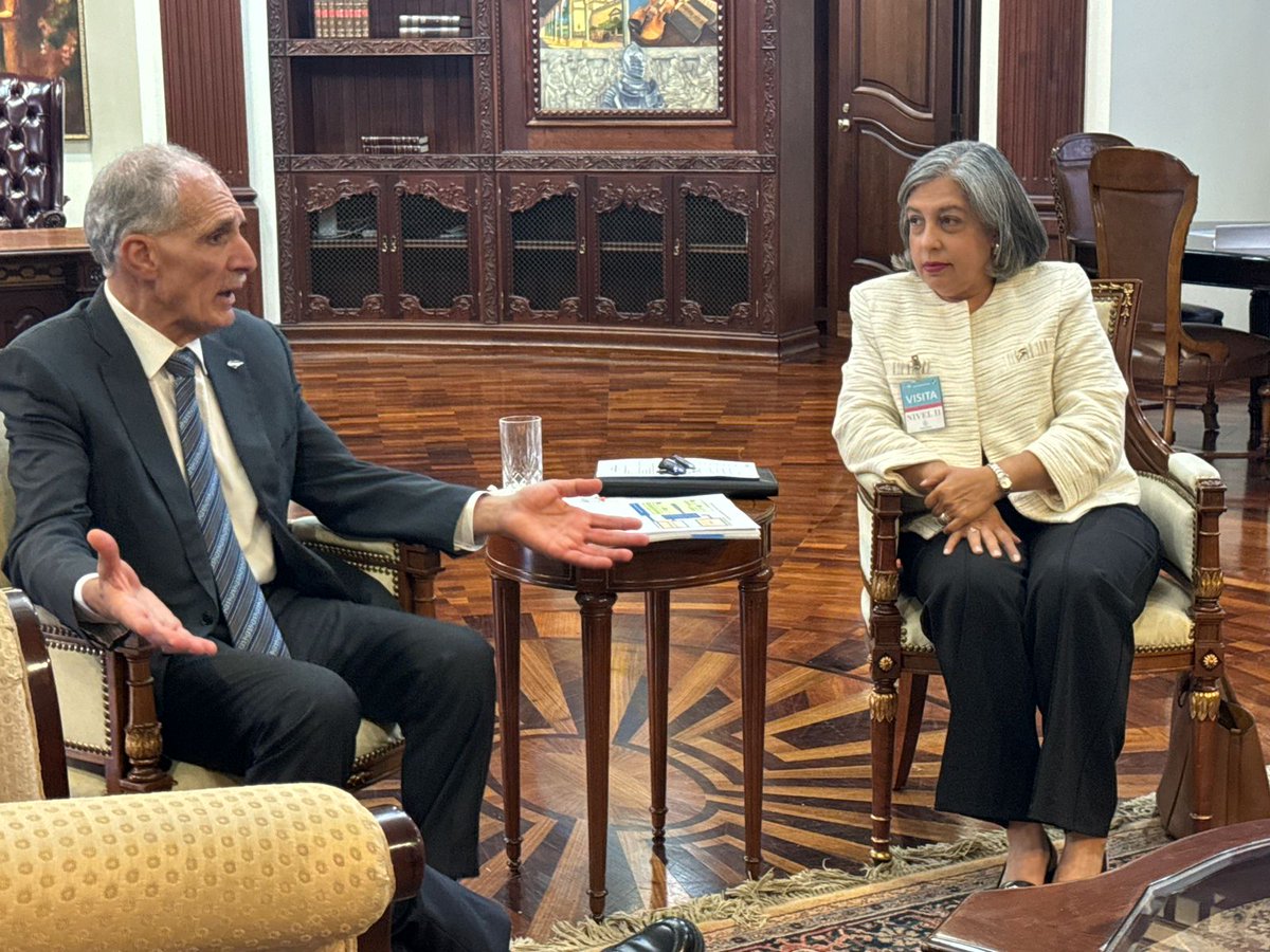 COHEPHonduras's tweet photo. El #COHEP, liderado por la Ing. Anabel Gallardo, sostuvo una reunión estratégica con el Presidente Nasry Asfura(@hnpresidencia) para impulsar una agenda conjunta que fortalezca la competitividad y la creación de empleos. 🇭🇳

En este encuentro reafirmamos que el diálogo es la mejor herramienta para resolver los desafíos nacionales. Entre los puntos clave abordados destacan: 

✅ Salud como prioridad: Sin salud no hay trabajo ni educación.
✅ Eficiencia administrativa: Apoyamos la reducción del gasto público, la digitalización del Gobierno y el combate a la corrupción.
✅ Fortalecimiento comercial: Vemos con optimismo el acercamiento con EE. UU. para potenciar nuestra economía y apoyar a nuestros compatriotas en el exterior.  

¡Trabajando juntos, generamos oportunidades para todos! 💼✨

#Honduras #SectorPrivado #DesarrolloEconómico