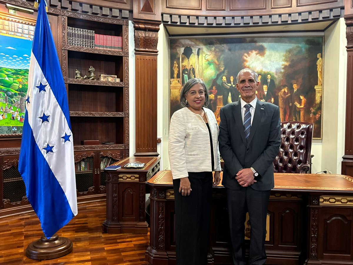 COHEPHonduras's tweet photo. El #COHEP, liderado por la Ing. Anabel Gallardo, sostuvo una reunión estratégica con el Presidente Nasry Asfura(@hnpresidencia) para impulsar una agenda conjunta que fortalezca la competitividad y la creación de empleos. 🇭🇳

En este encuentro reafirmamos que el diálogo es la mejor herramienta para resolver los desafíos nacionales. Entre los puntos clave abordados destacan: 

✅ Salud como prioridad: Sin salud no hay trabajo ni educación.
✅ Eficiencia administrativa: Apoyamos la reducción del gasto público, la digitalización del Gobierno y el combate a la corrupción.
✅ Fortalecimiento comercial: Vemos con optimismo el acercamiento con EE. UU. para potenciar nuestra economía y apoyar a nuestros compatriotas en el exterior.  

¡Trabajando juntos, generamos oportunidades para todos! 💼✨

#Honduras #SectorPrivado #DesarrolloEconómico