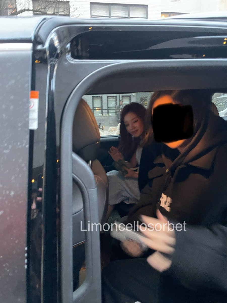 sorbet_limon's tweet photo. aw Yuqi at fashion week earlier today ! 🥹 she was in and out super fast but got hand her a letter ❤️❤️❤️ https://t.co/N4ObSlpvN7