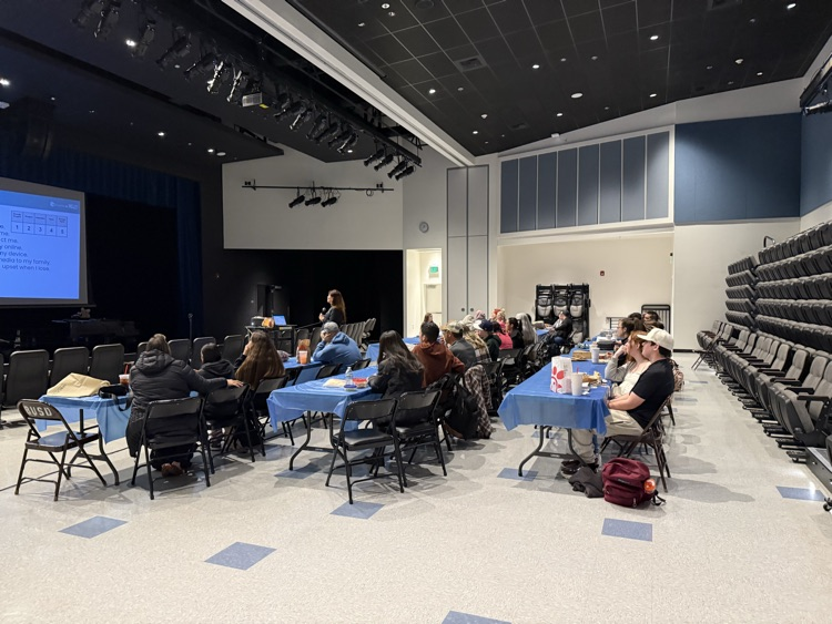 BMSPrincipal_AP's tweet photo. Great BMS parent event today at #ICANHELP Lunch with a Loved One! Thank you to all of the parents who joined us and to the amazing Kim Karr for a great presentation about social media safety. We hope to see everyone at our next event! #bristowrocks #wearebusd https://t.co/0FJP14AeNx