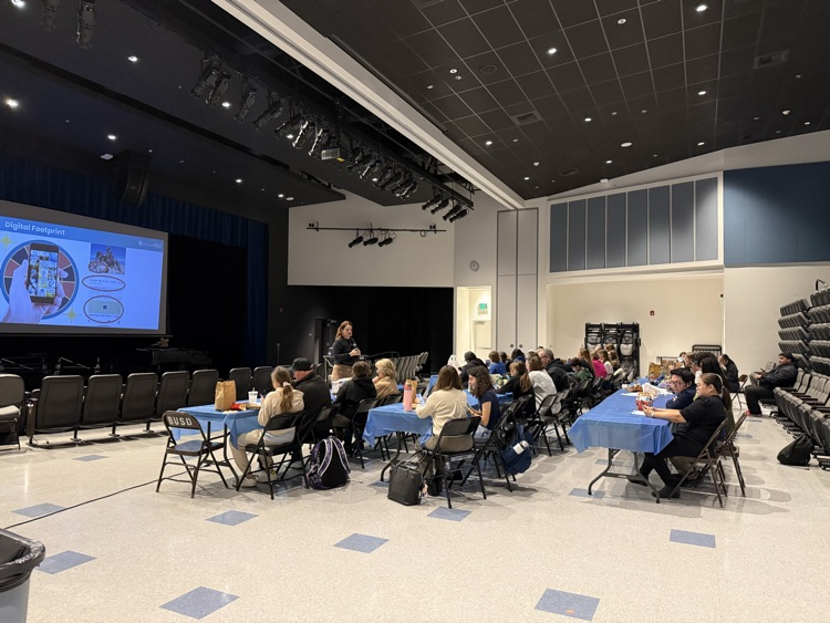 BMSPrincipal_AP's tweet photo. Great BMS parent event today at #ICANHELP Lunch with a Loved One! Thank you to all of the parents who joined us and to the amazing Kim Karr for a great presentation about social media safety. We hope to see everyone at our next event! #bristowrocks #wearebusd https://t.co/0FJP14AeNx