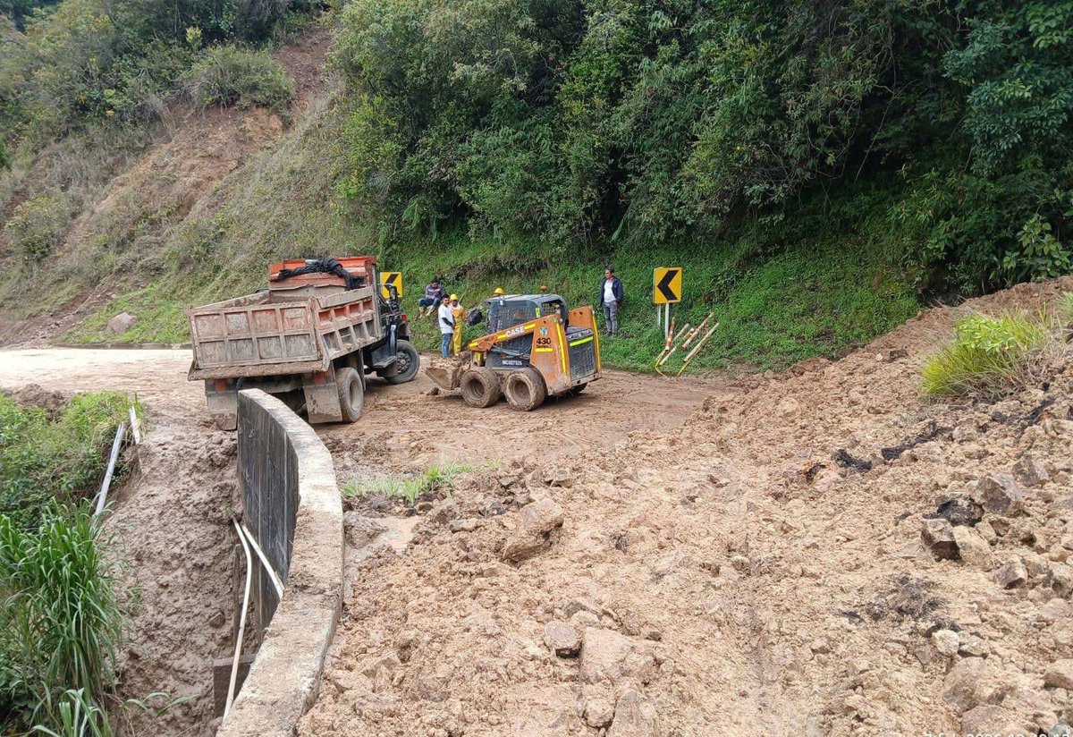 📌 A la fecha se registran 14 cierres totales activos por emergencias viales: 10 en corredores a cargo de INVIAS y 4 en vías concesionadas administradas por la ANI. Además, se reportan 4 cierres parciales en distintos puntos del país.