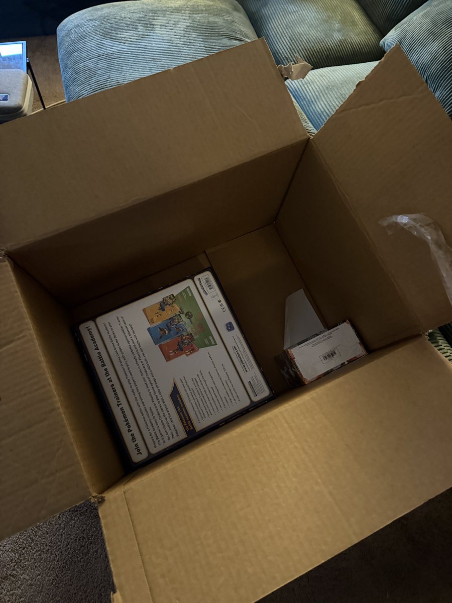 KyleGilbertso13's tweet photo. @PokemonCenterUS wtf is this packaging, no packing material, inner box to protect a Booster Box? 

And now the booster box has a slit across the top from shipping https://t.co/zpFGxEMZ9Z