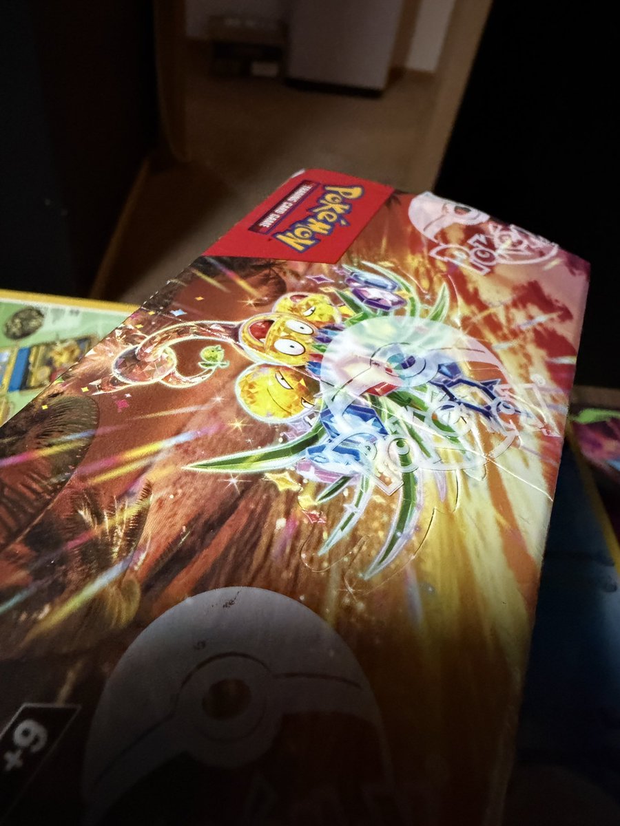 KyleGilbertso13's tweet photo. @PokemonCenterUS wtf is this packaging, no packing material, inner box to protect a Booster Box? 

And now the booster box has a slit across the top from shipping https://t.co/zpFGxEMZ9Z