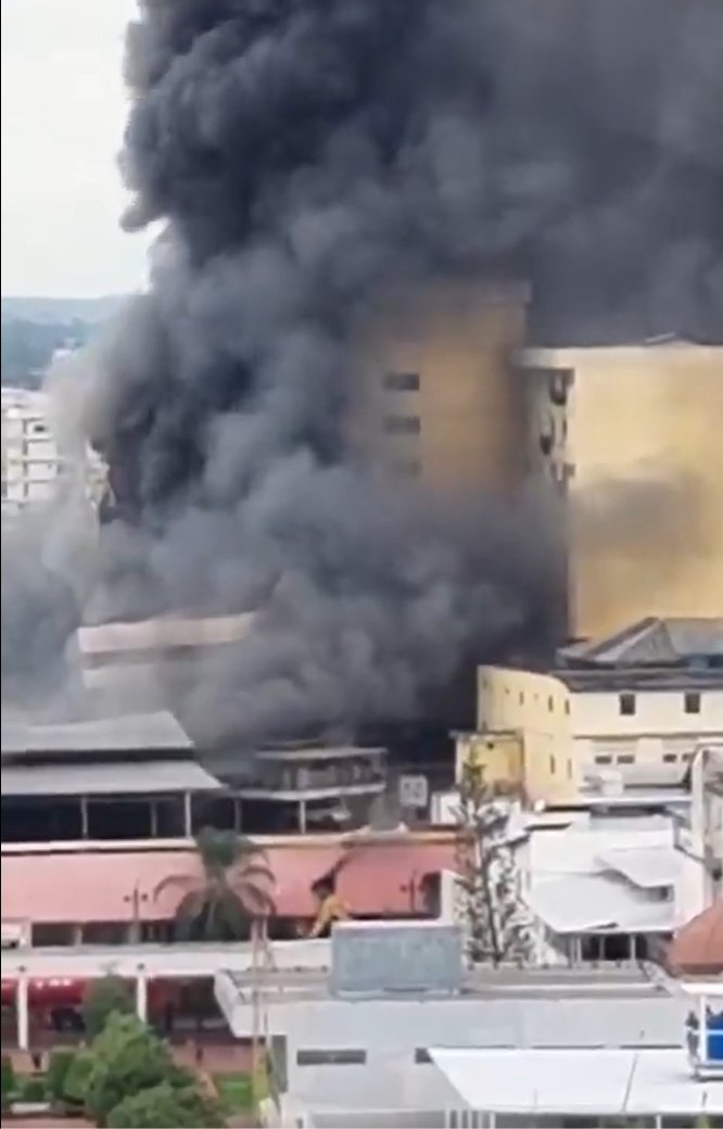 Análisis del Incendio en el Edificio Multicomercio – Guayaquil
Fecha del evento: 11 de febrero de 2026
Cronología del Incendio
Hora Aproximada Evento Detalles Principales~07:00 AM Inicio del incendio y reporte a bomberos
Origen en bodega del primer piso (Cuenca y Eloy Alfaro).
