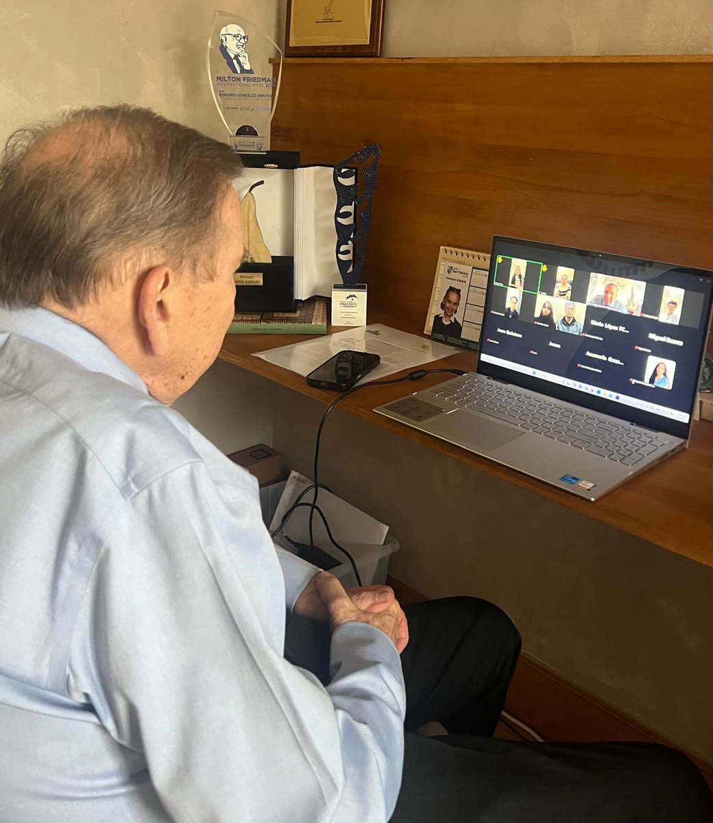 A pocas horas de conmemorarse el Día de la Juventud, tuve una reunión con los representantes de Federaciones de Centros Universitarios. Confirmo que existe una generación dispuesta a asumir un rol activo.

Los estudiantes identifican con claridad una distorsión preocupante.