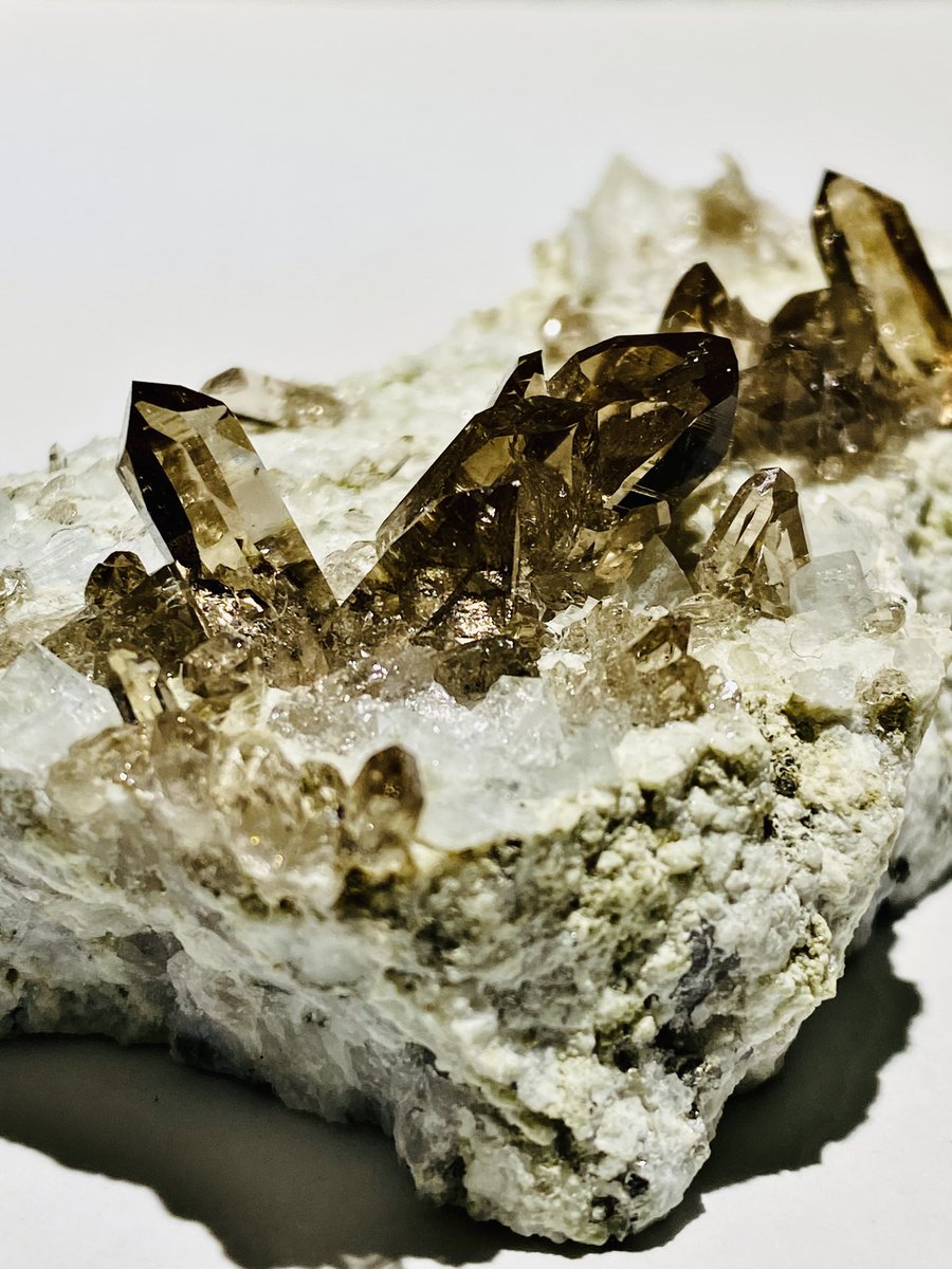 おはよう朝の石 朝日に輝くビル群のような煙水晶 スイスアルプスで4