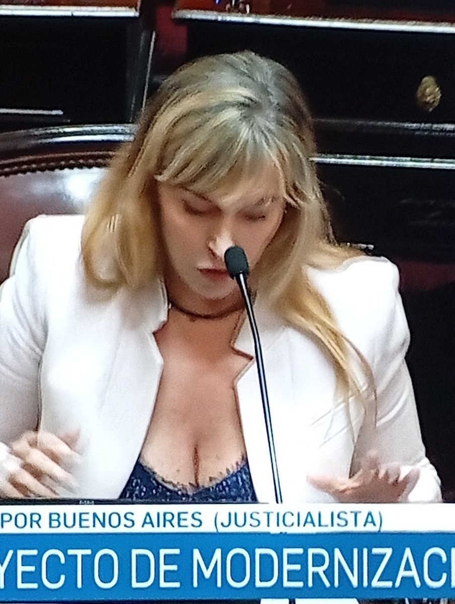 JavierVice72942's tweet photo. Juliana Di Tullio dijo que se le perdió un papel pero noooo!!!! ya se lo aspiró!!🤔 https://t.co/uRnRM4jy8f