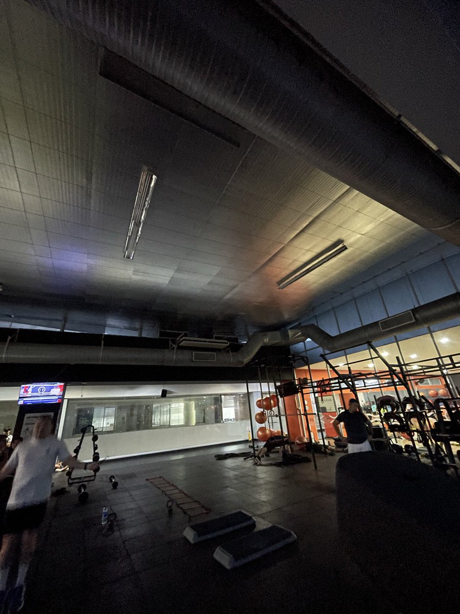EliLordoz8's tweet photo. 10 de febrero y seguimos igual!! Sin luces ! 

@ClubBODYTECH @Bodytech_CMD https://t.co/ccaV5Cbkh5