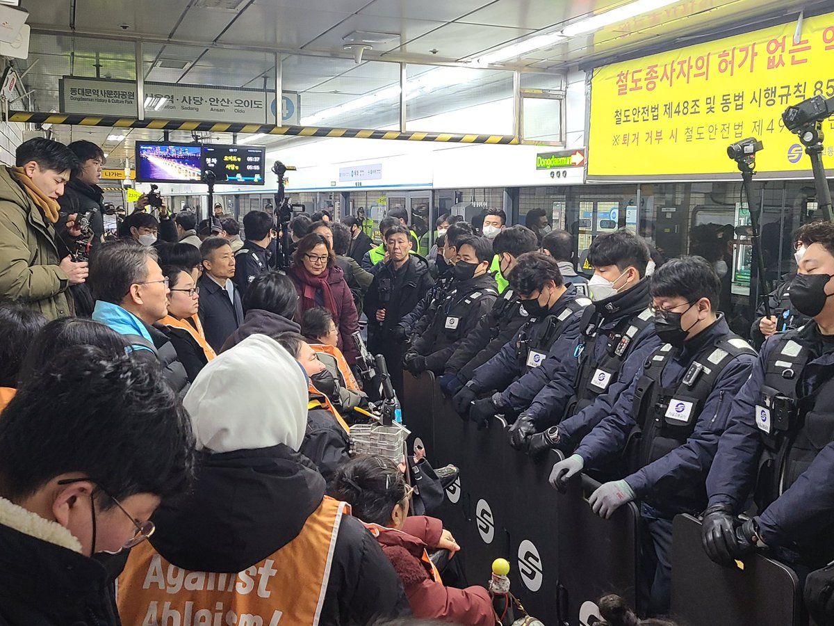 강제퇴거 과정에서 서울교통공사 직원들은 활동가들의 사지를 들어 끌어냈습니다. 

보안관과 서울교통공사 직원들은 시민들을 짓밟았습니다.
철도안전법을 들먹이면서 강제퇴거를 정당화하고 있습니다. 

분풀이에 불과한 폭력은 철도안전법에 의한 몇조몇항에 의거해서 시민을 향한 폭력이