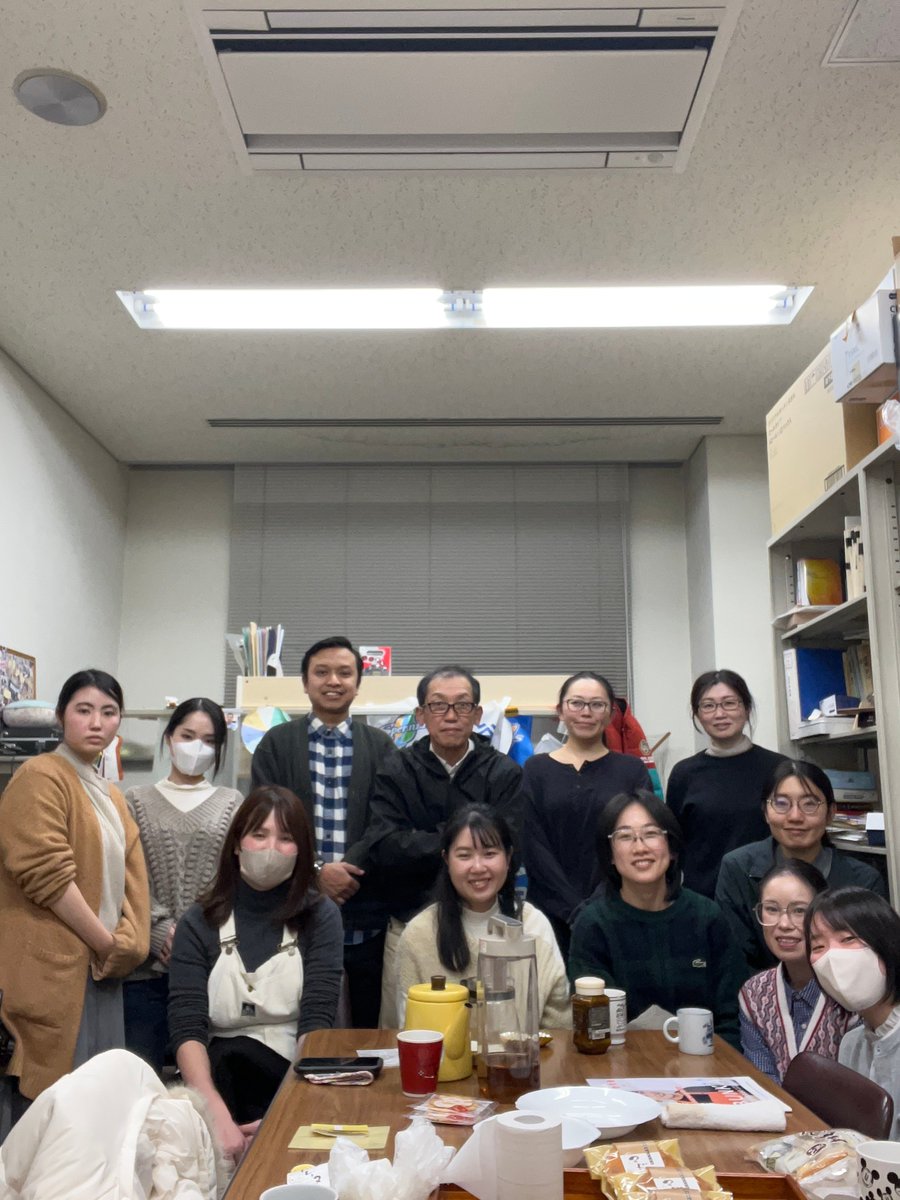 FoodSciLabHiroU's tweet photo. 先日，大学院修了生の近藤さんが来てくれました。現在，岩国市役所で頑張っています。
#健康科学コース
#食品学研究室
#けんひろ
#大学院
#地域創生学部 https://t.co/DoUPyaro1F