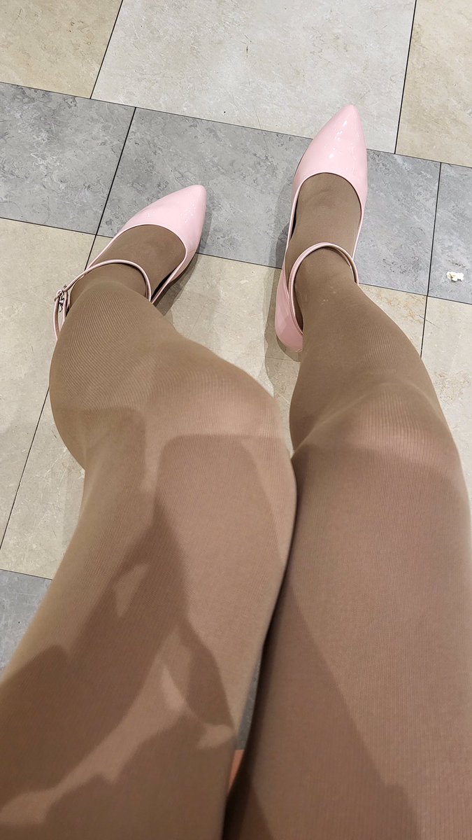 今日はブーツまた痛くなったので途中で帰って、デニムのスカートにしてこのパンプスに履き替えました。
ヒールの高さはやっぱりこれくらいが楽でいいですね。
でもパンプスでは寒くて別のニーハイブーツにしたらよかった😅