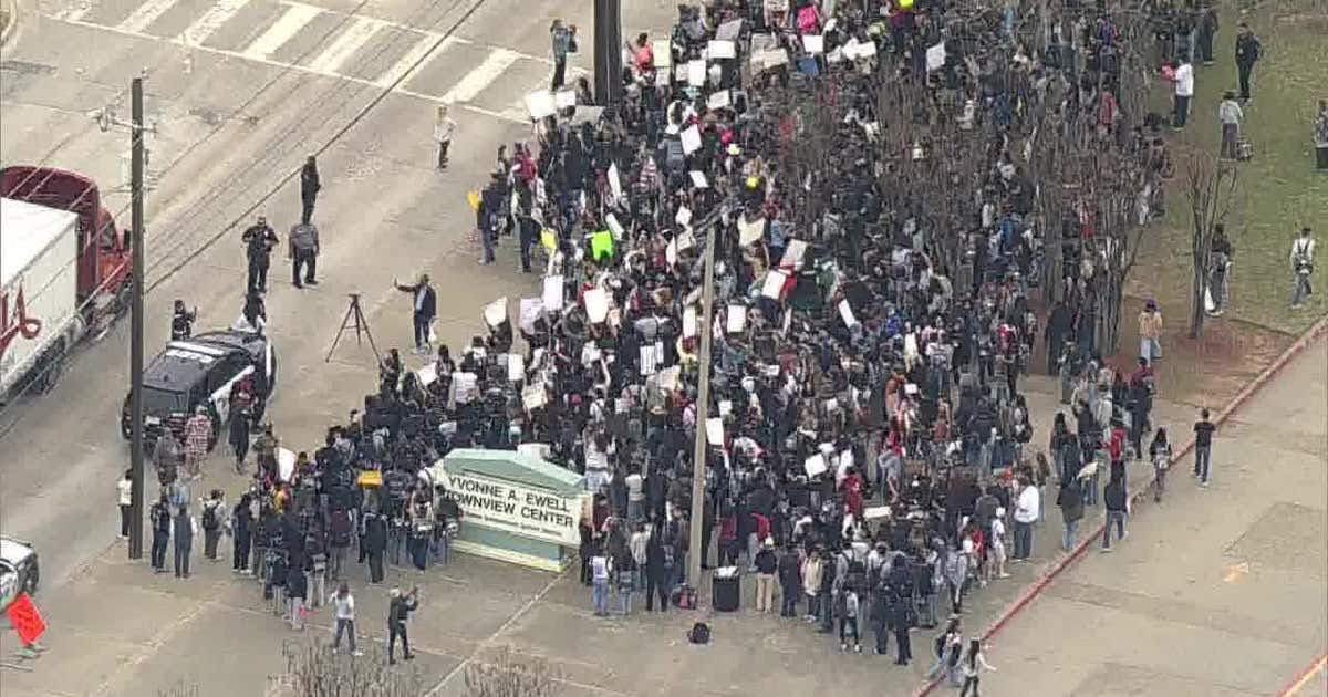 Students at Townview Magnet Center in the Dallas Independent School District staged one of North Texas’ largest walkouts in protest of ICE operations😳