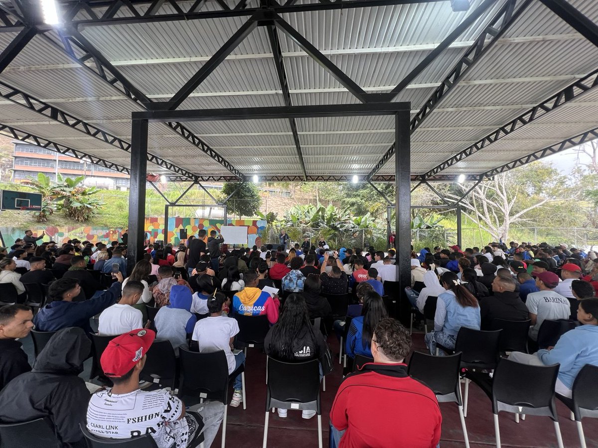 En el 1er aniversario de la Escuela Internacional de Liderazgo de la Juventud "Antonio José de Sucre", estuve hoy con más de 300 integrantes d su actual cohorte, conversando sobre el marco geopolítico en el que hoy desarrollamos el combate para defender la paz y la soberanía