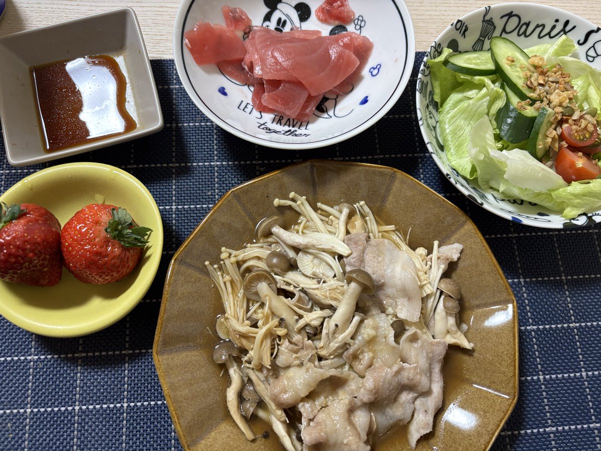 710sne's tweet photo. 久しぶりの投稿！毎日帰りは遅いけど、作れる日は頑張ってます☺️
#サーちゃんメシ
#おうちご飯
#豚きのこ蒸し https://t.co/3UzvjMZ7AP