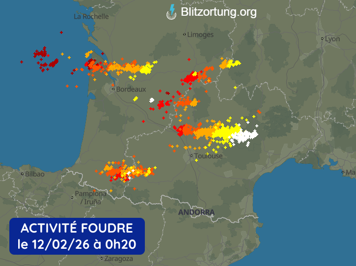 MeteoExpress's tweet photo. ⚡ En lien avec la tempête Nils, des orages éclatent dans le sud-ouest de la France cette nuit ! Plusieurs centaines d'éclairs sont détectées avec des rafales atteignant parfois 100-120 km/h au passage des orages ! 💨 https://t.co/dETWbKAmC7