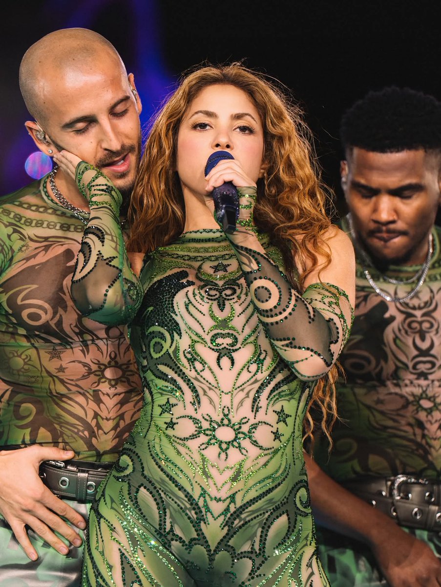 Shakira no solamente es la primera latina que se presentará en Copacabana, si no el primer latino en general.

La loba más fuerte que nunca.