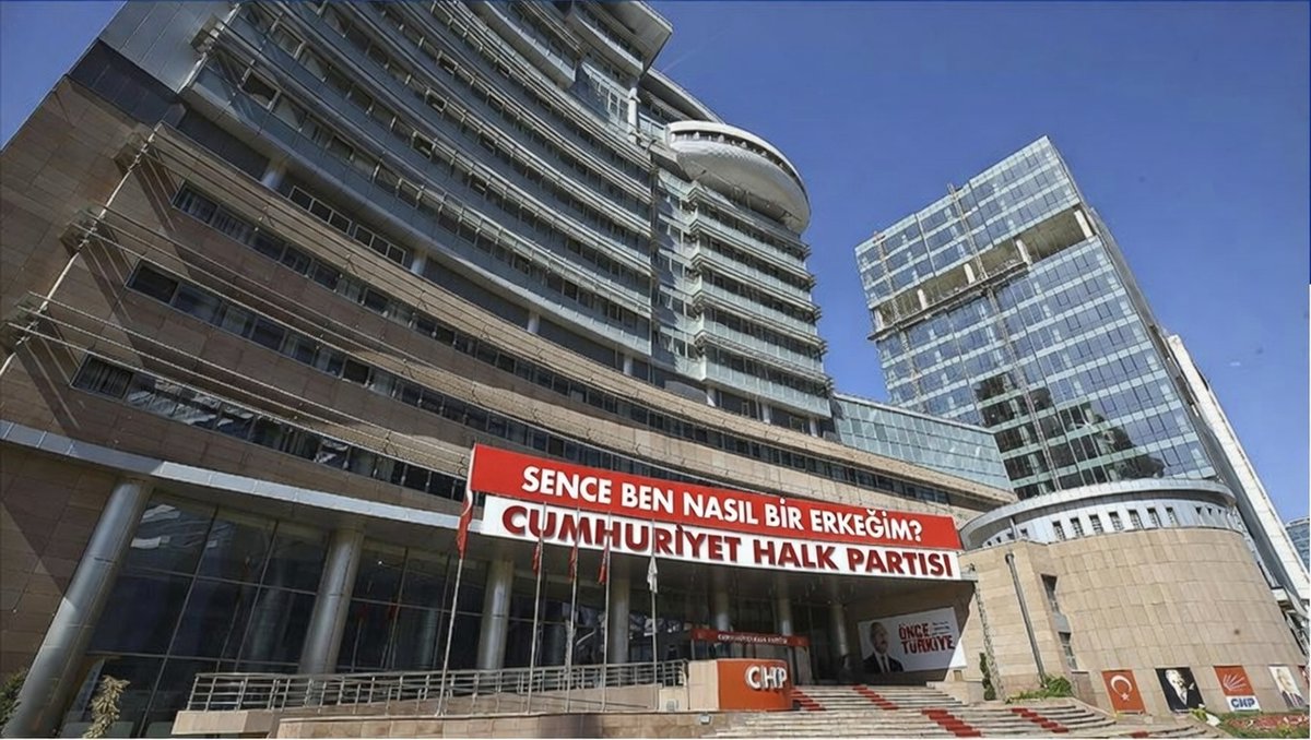 CHP'li Görele Belediyesi'nin 43 yaşındaki belediye başkanı Hasbi Dede'nin, babası belediyede çaycı olarak çalışan 16 yaşındaki bir kız çocuğuna gece 03.24'te gönderdiği taciz mesajlarından birisi şu şekildeydi;

"SENCE BEN NASIL BİR ERKEĞİM?"