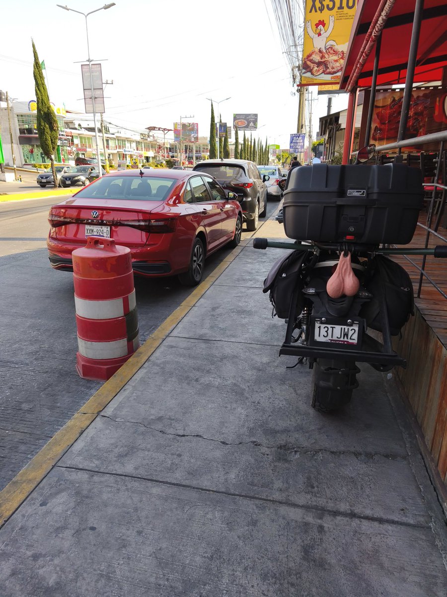 Y así en zavaleta, con estos huevos (literalmente) <a href="/pollofeliz/">Pollo Feliz</a> sube sus motos a la banqueta y coloca trafitambos en el arrollo vehicular.