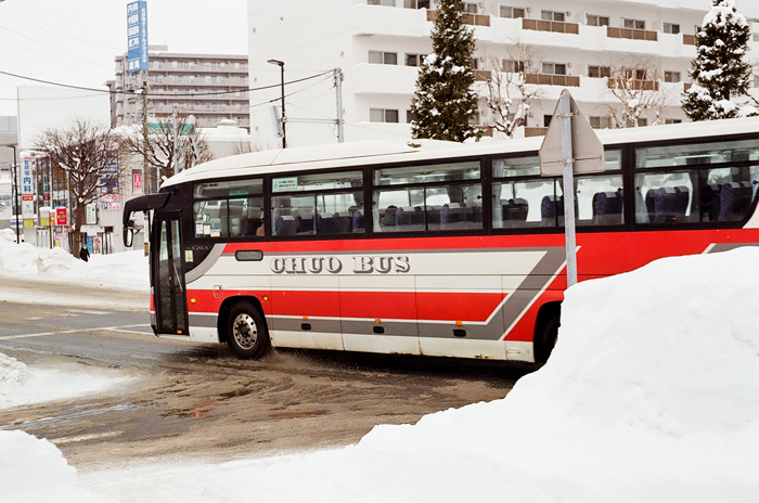 teng_zuo's tweet photo. ブログ更新です。下をクリックしてお読みください。
https://t.co/kg6ZT7Gekt
「春先の汚れ雪と動脈をつないだバス路線」
#VITESSA L
#ColorSkopar 50mm F2.8
#Kodak Gold200 https://t.co/6gLlCPR5St