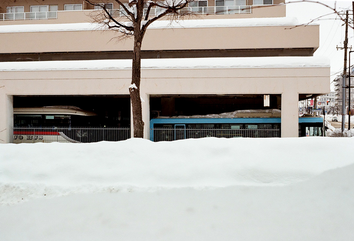 teng_zuo's tweet photo. ブログ更新です。下をクリックしてお読みください。
https://t.co/kg6ZT7Gekt
「春先の汚れ雪と動脈をつないだバス路線」
#VITESSA L
#ColorSkopar 50mm F2.8
#Kodak Gold200 https://t.co/6gLlCPR5St