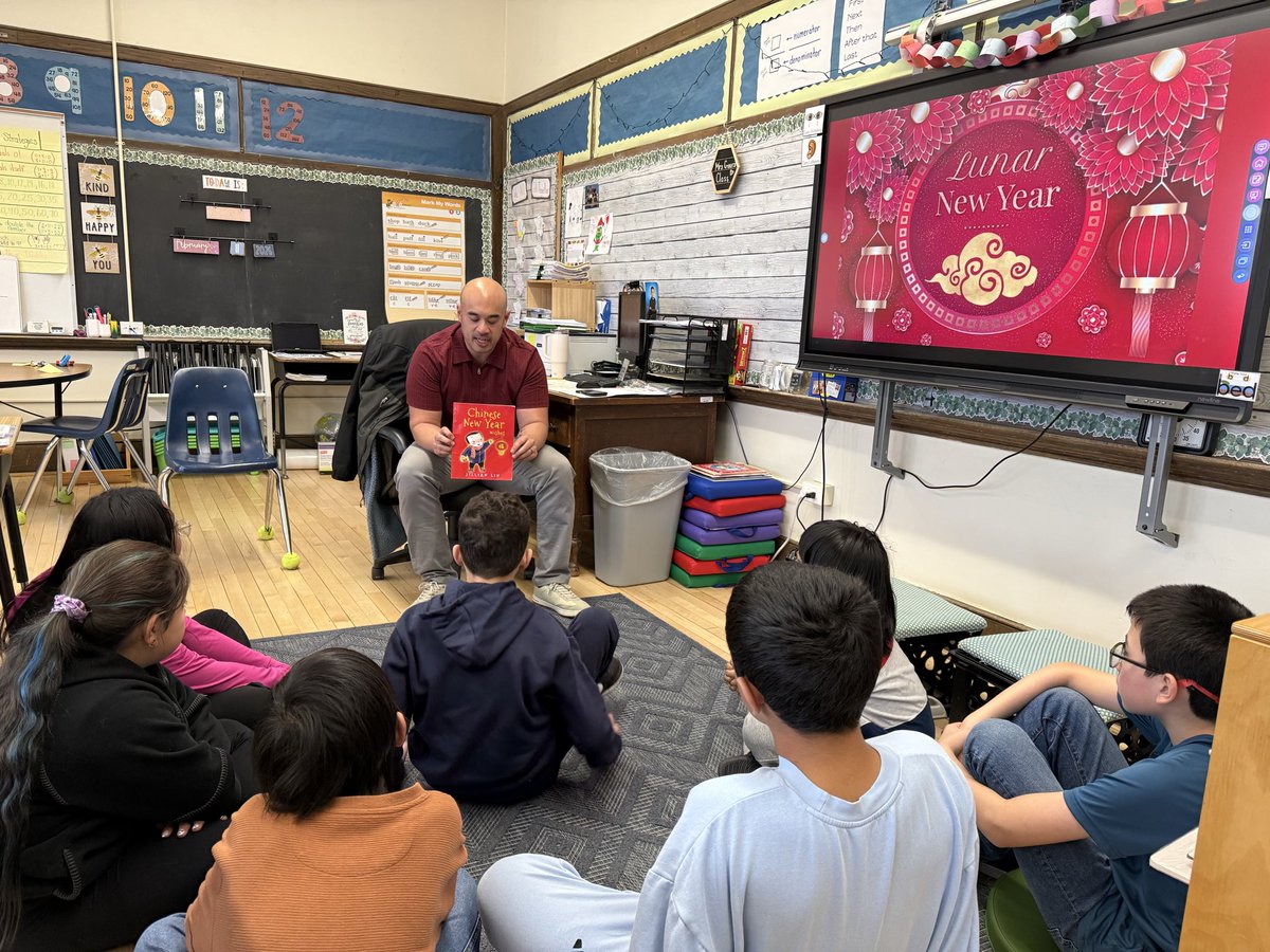 MrsGaursClass's tweet photo. Mr.  Gaur read to us about Lunar new Year 🧧 🏮  Gong xi fa cai!! https://t.co/zTP30BhZJC