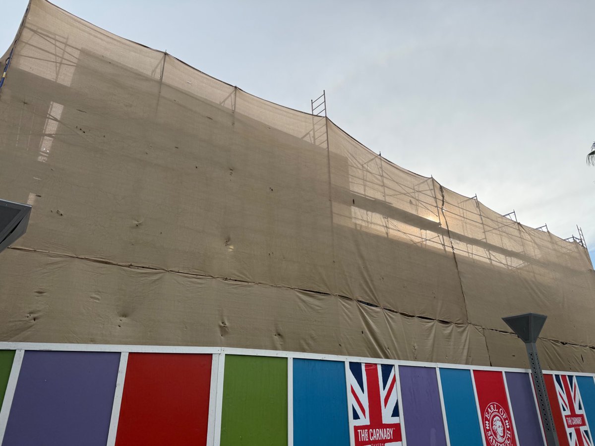 Looks like a scratch layer of concrete is being applied to the walls at Earl of Sandwich &amp; Gordon Ramsay at the Carnaby.