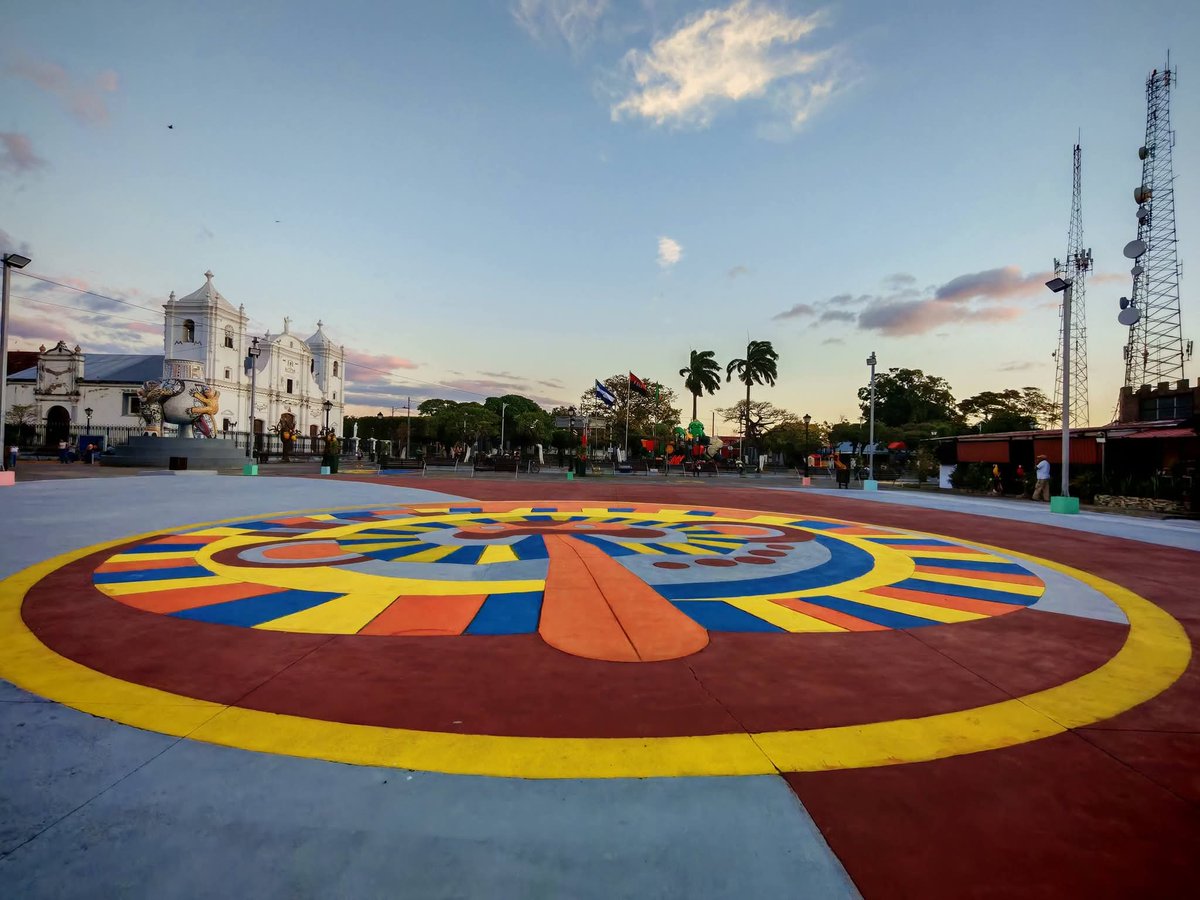 Renace la plaza parque Carlos Fonseca en Rivas.

Totalmente renovada, la tarima principal fue restaurada para espectáculos y promoción del arte. 🎭

Se instalaron murales que resaltan la historia e identidad del pueblo 🎨 y se mejoraron los servicios higiénicos.