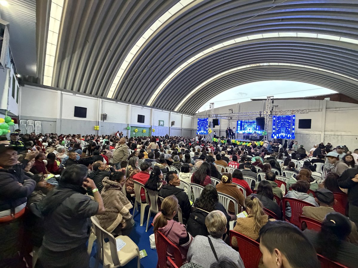 Más de 1.000 personas en Ciudad Bolívar 💚 Me llena el corazón ver cómo crece este equipo que cree en Bogotá y trabaja cada día por una ciudad con más oportunidades y bienestar para todas y todos.