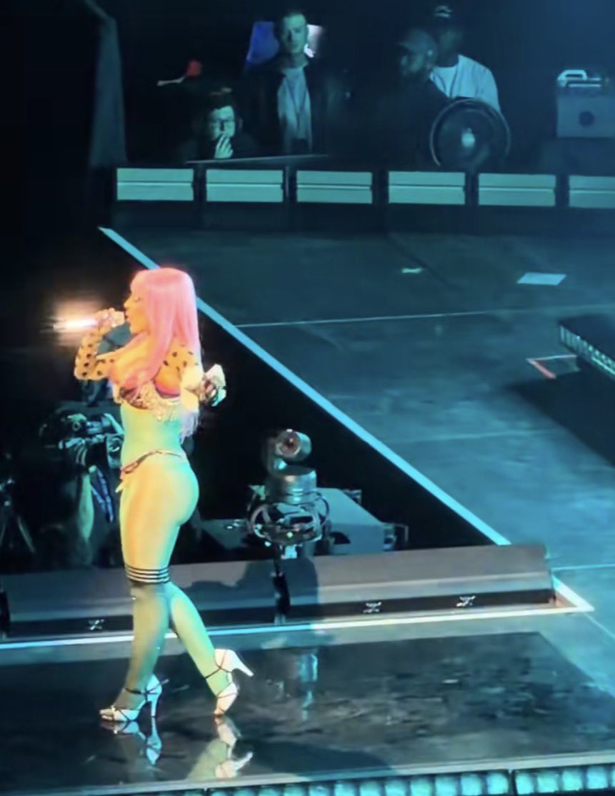 dojacard's tweet photo. i thought they broke up- https://t.co/Ayu73bCmbz