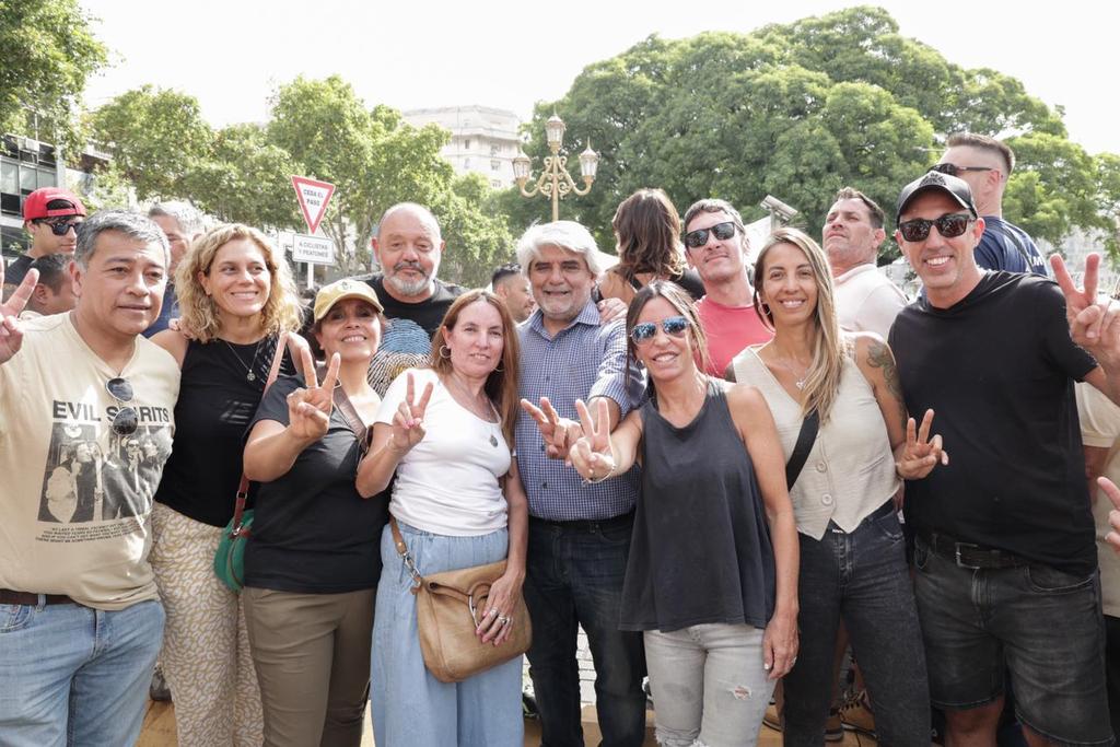 waltercorreaok's tweet photo. Marchamos al Congreso Nacional junto al gobernador Axel Kicillof, miembros del gabinete provincial y compañeras y compañeros del MDF, en rechazo a la reforma laboral que impulsa el Gobierno nacional. https://t.co/e18NtXND6B