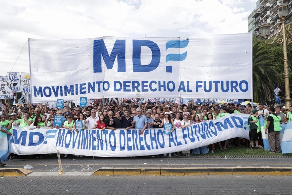 waltercorreaok's tweet photo. Marchamos al Congreso Nacional junto al gobernador Axel Kicillof, miembros del gabinete provincial y compañeras y compañeros del MDF, en rechazo a la reforma laboral que impulsa el Gobierno nacional. https://t.co/e18NtXND6B