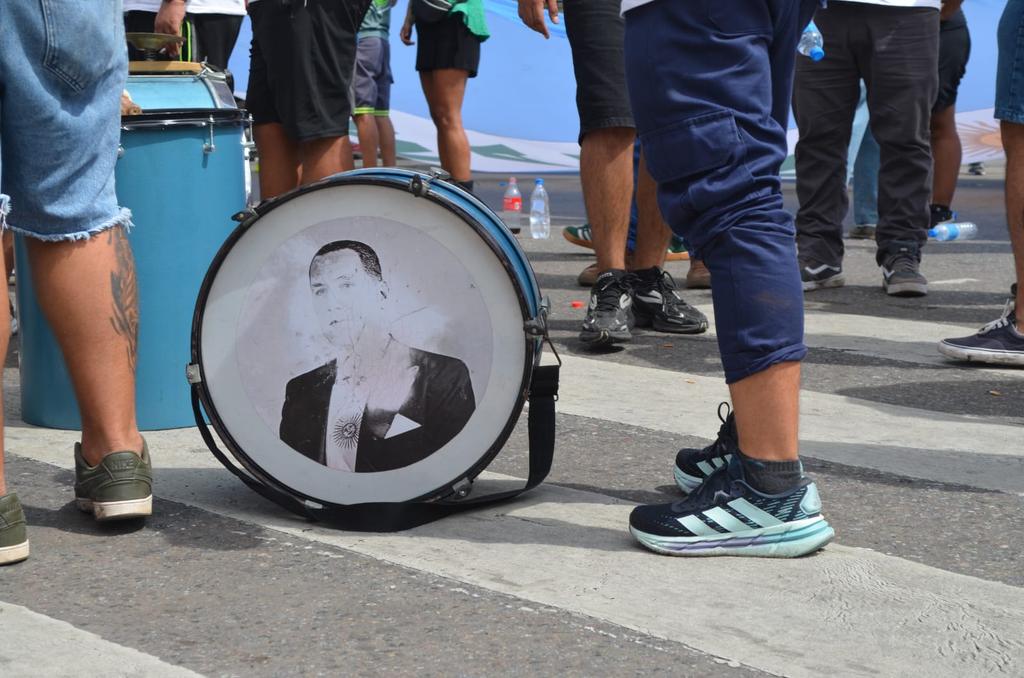 El gobierno de Javier Milei dice que el problema es el “costo” de despedir, pero ya hubo 296 mil despidos en dos años por su política económica. El proyecto pone en riesgo indemnizaciones, horas extras y vacaciones. No mejora la vida de ningún trabajador.