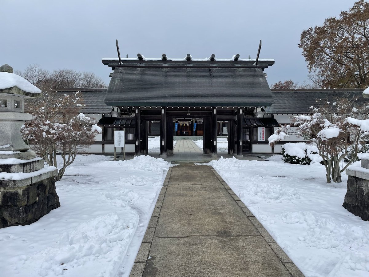kawazo28's tweet photo. 🏯 古代東北の最前線！1300年前の「官庁＋要塞」秋田城を訪れました
秋田県秋田市にある秋田城は、戦国時代の「お城」とは一味違う、奈良・平安時代に築かれた**古代の城柵（じょうさく）**です。出羽国（でわのくに）の政治・軍事の中心地として、また大陸との交易の玄関口として重要な役割を果たしました。
最大の特徴は、当時としては珍しい**「水洗トイレ」**の遺構が見つかっていること！🚽 寄生虫の卵まで発見されており、当時の役人や外国からの賓客たちがどのような暮らしをしていたのか、リアルな歴史を現代に伝えてくれています。
また、復元された巨大な**「東門」**や土塀は、当時の建築技術の高さと、北の守りを固める国家プロジェクトの壮大さを感じさせます。
単なる軍事基地ではなく、異文化が交差した北の交流拠点。1000年以上の時を超えて残る土の壁や門の前に立つと、古代の人々の息吹が聞こえてくるような、ロマンあふれるスポットでした！
#秋田城 #古代史 #歴史 #秋田観光 #城郭 #水洗トイレ #日本100名城