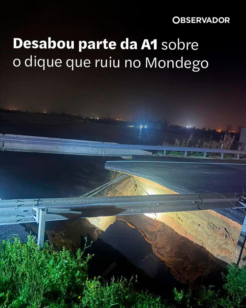 observadorpt's tweet photo. Parte da A1 que está sobre o dique que ruiu no Mondego cedeu esta noite. A informação foi confirmada à RTP pela Proteção Civil.
#A1 #RioMondego #Dique https://t.co/PN6tXXGvG3