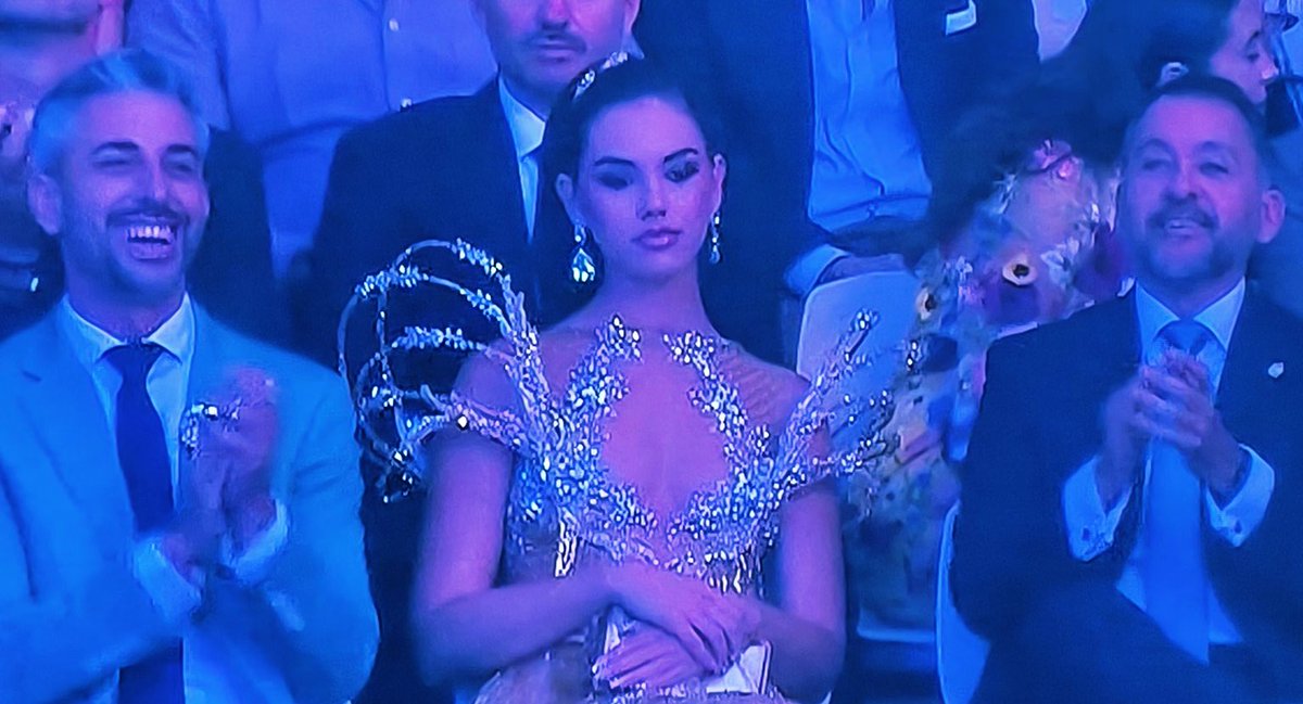 juanjo_ramos's tweet photo. Ni riesgo ni emoción. Ni sorpresa ni nivel. Ni orden ni concierto.

Que no quepa una murga pero sí 2 actuaciones con unos tipos que no saben ni hacer playback y otro, ya decadente, que se dejó la voz en su país…

Una #GalaReinaSC para olvidar. Primera y última de Pages, espero. https://t.co/6aNjvD1Y0U