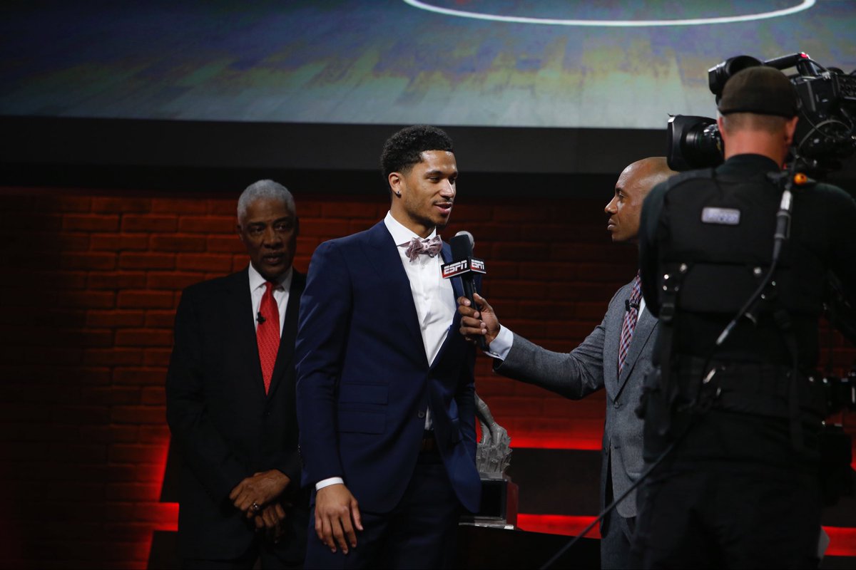 PositionSports's tweet photo. The 2017 College Basketball Awards took over Los Angeles for a night of recognition and celebration as the 2016-17 season came to a close. Broadcast by ESPN, the event featured the presentation of the prestigious Naismith Men’s Starting 5 Awards.

#PS20 https://t.co/atZLfzHAO3