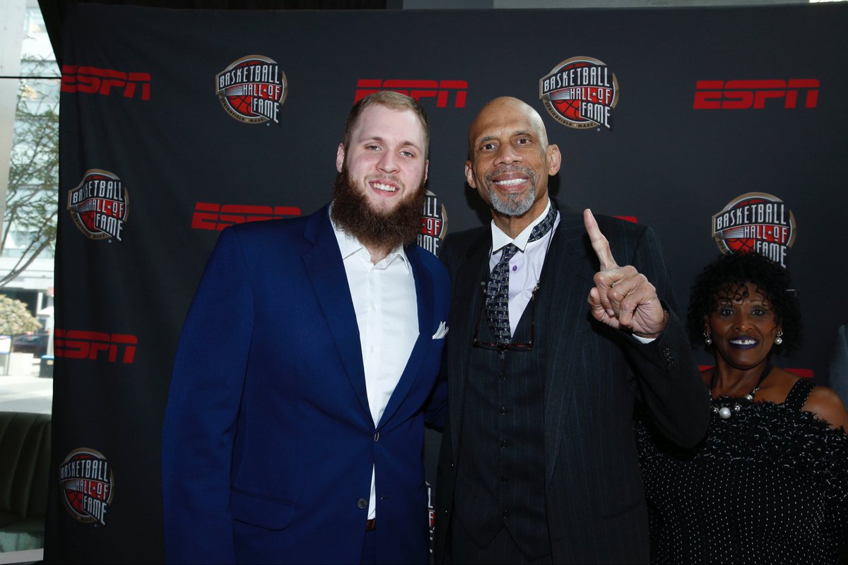 PositionSports's tweet photo. The 2017 College Basketball Awards took over Los Angeles for a night of recognition and celebration as the 2016-17 season came to a close. Broadcast by ESPN, the event featured the presentation of the prestigious Naismith Men’s Starting 5 Awards.

#PS20 https://t.co/atZLfzHAO3