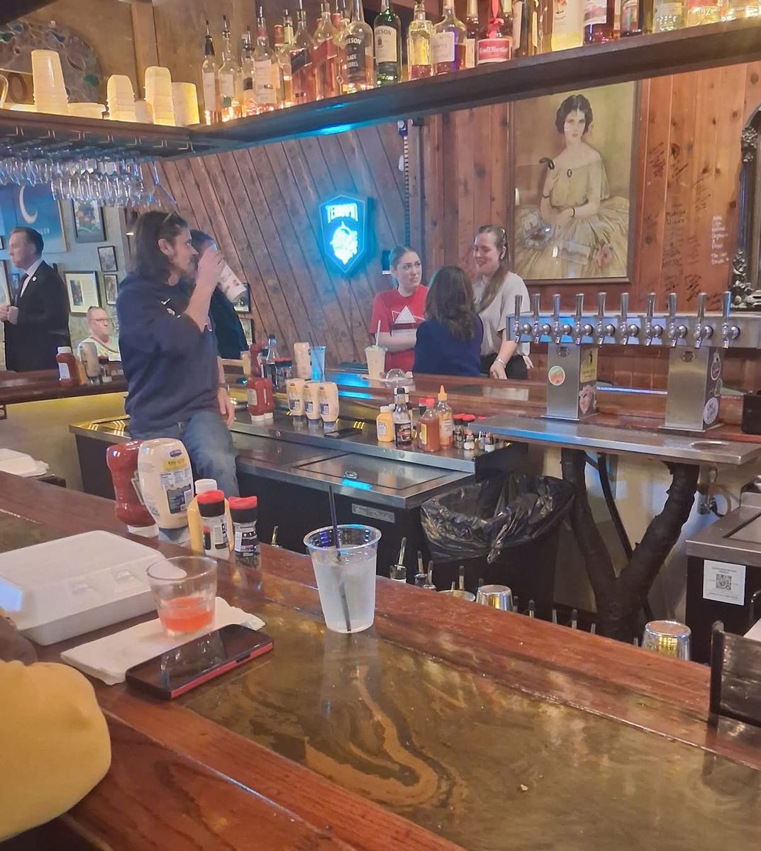 ATTYHARRIS's tweet image. “This is how we have our customers smiling at the #Rookery! Former Vice President #KamalaHarris❣️ enjoy your milkshake!“

📸: Larry Mactown Hill