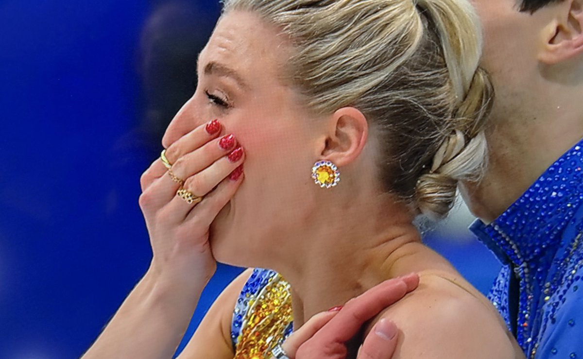 Devin_Heroux's tweet photo. Piper Gilles lost her mom Bonnie eight years ago to glioblastoma. 

Bonnie was a figure skating mom to her core, who hosted international skaters at their house.

And Bonnie would cheer wildly at the end of each performance. She’s cheering wildly tonight. https://t.co/H723BEUrvg