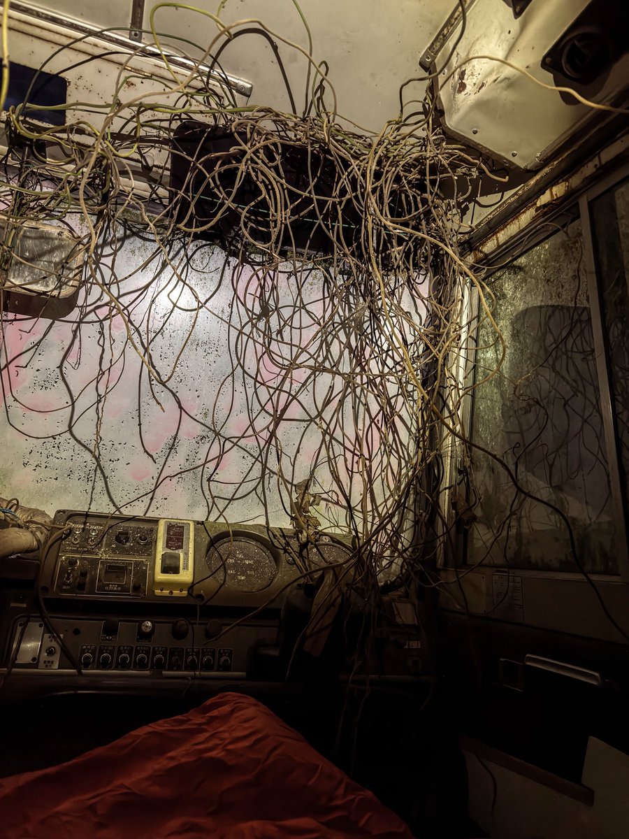 四国山中でかつて宿泊に使っていた廃バス、うっかり調べてたら所有者と連絡がついてしまい、ありがたいことに宿泊OKされてしまった（お礼不要）ので泣く泣く泊まることに。氷点下だがあまりにかび臭くて閉めてたら死にそうなので扉は開けたままで寝た。こんな目に遭ったのは百島さんのせいだと思う。