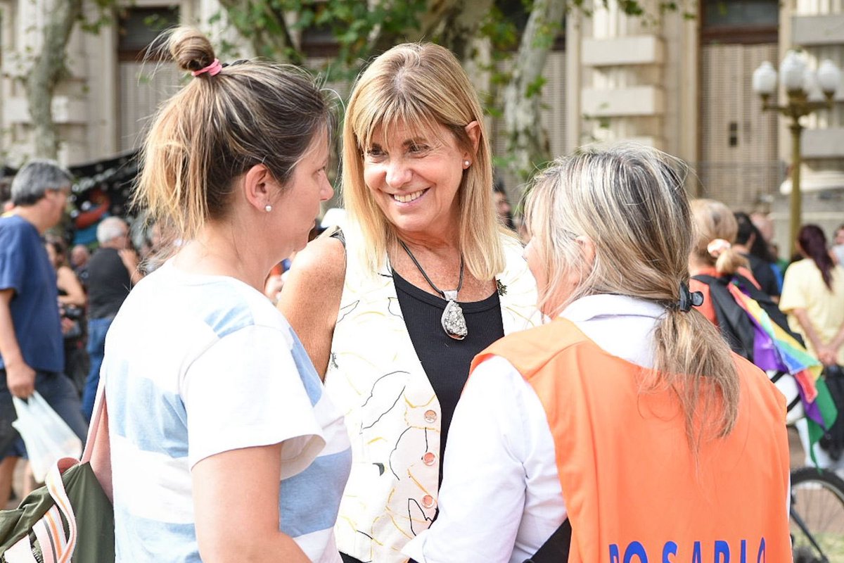 rodenasale's tweet photo. En las calles de Rosario, junto a los trabajadores y trabajadoras. El mensaje para el Gobierno es contundente: no hay paz social sin salarios dignos ni derechos garantizados.

Detrás de cada reclamo salarial hay familias que piden tiempo, estabilidad y un futuro justo.

No es solo una reforma, es la vida cotidiana de nuestra gente.