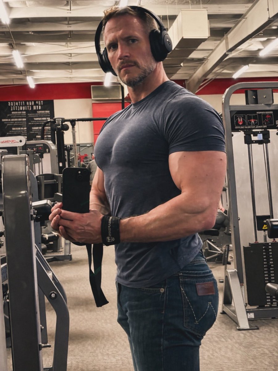 When you forget to bring your gym clothes, but you still train anyway!
Luckily it was back &amp; biceps today! #wranglerjeans #doit #mindandbody