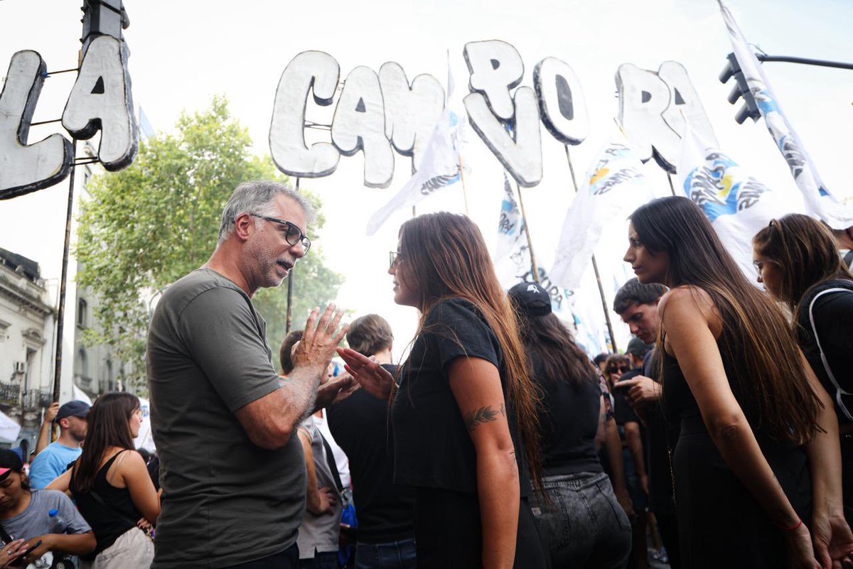 Entregan al trabajador argentino, el único que pone el lomo para sacar esto adelante.

Hoy estuvimos en la calle para repudiar esta reforma nefasta. Entre otras cosas: elimina el límite de 8 hs y la compensación por horas extra, extiende el periodo de prueba a 8 meses, permite