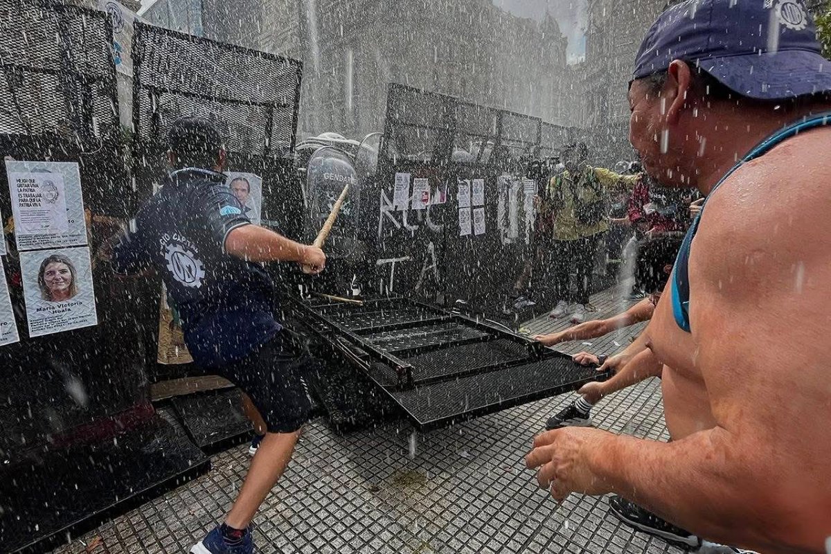 #PAIS  La manifestación afuera
 del Congreso de la Nación

➡️manifestantes arrojaron piedras, bombas molotov y distintos objetos contra las fuerzas de seguridad.