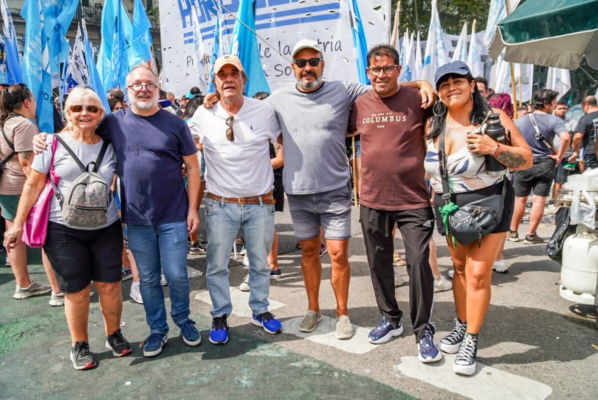AntolinMagallan's tweet photo. EN LA CALLE, DEFENDIENDO NUESTROS DERECHOS ✊🔥

Hoy nos movilizamos frente al Congreso para decir NO a la reforma laboral y al ajuste precarizador del gobierno. https://t.co/2EFIUsTPzG