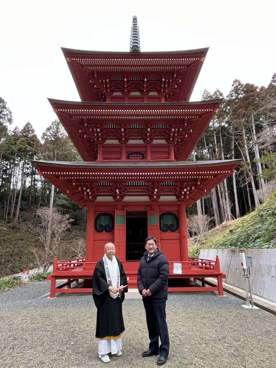 #高蔵寺（市内高倉町）の三重塔を訪問。木村照典住職さんに、ご案内頂きました。
昨年度に解体修理が完了されました。市も一部、補助させて頂きました。
元々、江戸時代に建築された塔であり県重要文化財です。
建立当時、そして、先の改修時の棟梁さんたちの精魂を感じます。