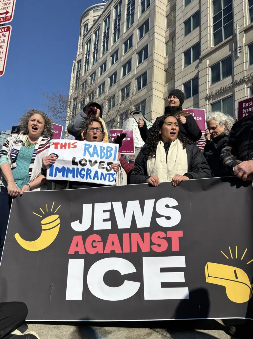bradlander's tweet photo. Hundreds of #JewsAgainstICE protested outside ICE headquarters in DC today.
We won’t stand idly by while they abduct our neighbors.
Thanks @truahrabbis @bendthearc (and rabbis & cantors & lay leaders from pretty much every synagogue, youth group & summer camp I’ve gone to) https://t.co/rhzOxGBoVg