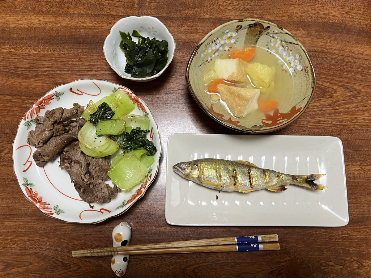 1月8日木曜日の夕食

なおとの自炊分

牛肉とチンゲンサイの炒め物　あゆの塩焼き　厚揚げとにんじんとじゃがいもの煮物　わかめの酢の物