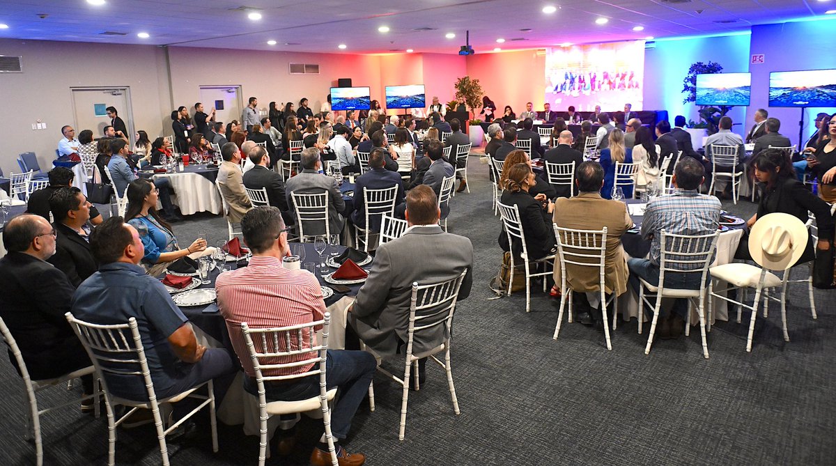 Hoy tomé protesta a la nueva Mesa Directiva de <a href="/CanacintraHmo/">CANACINTRA Hermosillo</a>. 🤝 Le deseo mucho éxito a Iván Contreras Tapia en esta nueva etapa como presidente, así como a quienes hoy asumen la responsabilidad de seguir impulsando la competitividad, la innovación y las oportunidades para más